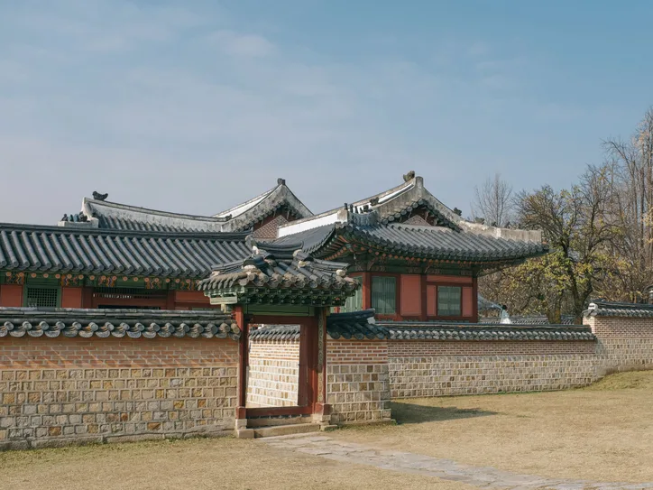 Explore the beauty of historic Korean architecture at Seoul's Gyeongbokgung Palace.